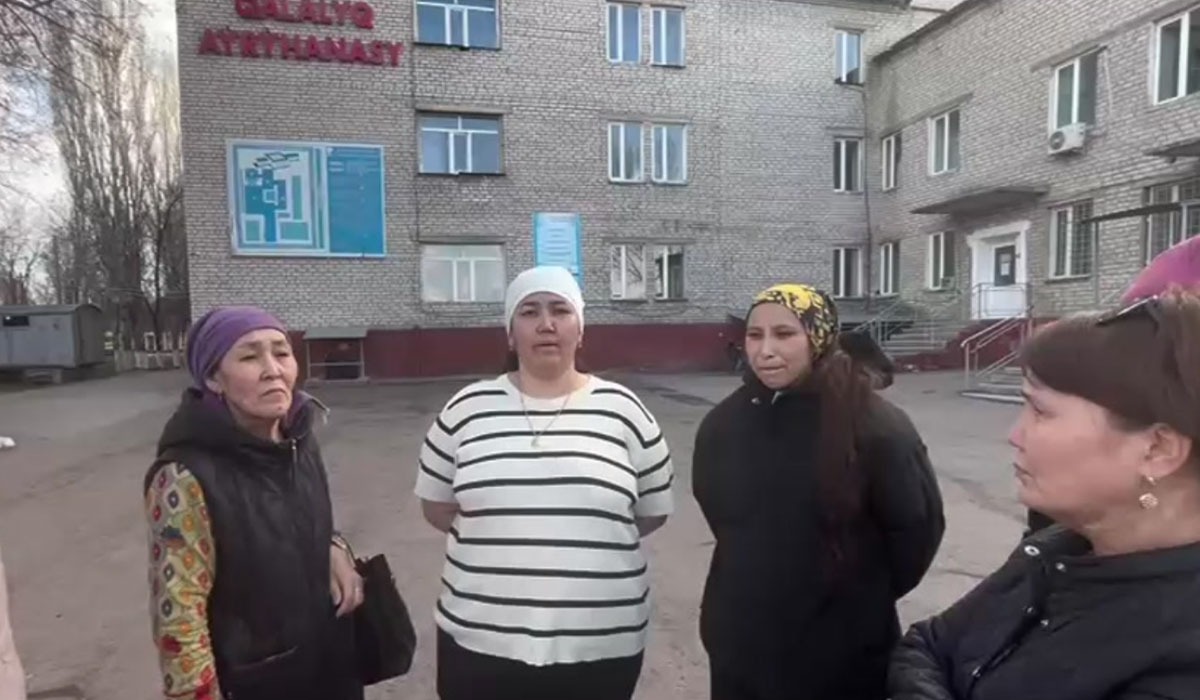 Көрпе астындағы миссионерлік ұстаным Киімдегі және киімсіз әдемі сиськи компиляциясы